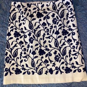 🍦Talbots navy/cream floral/vine embroidered skirt